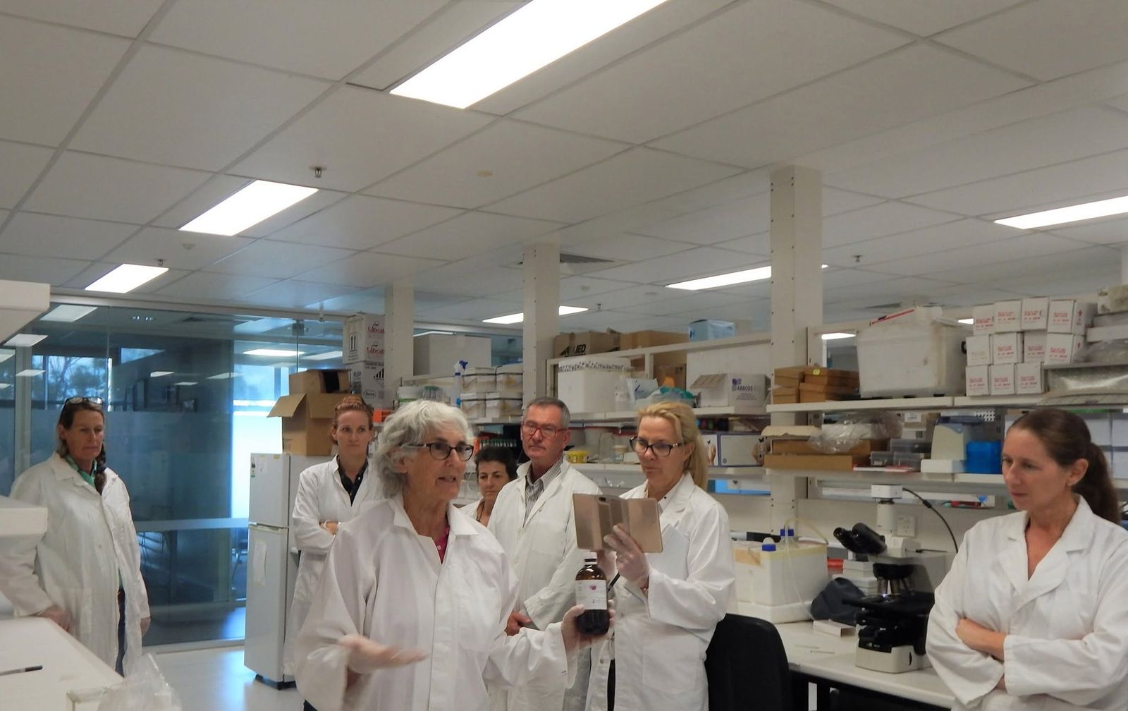 Dr Viv Perry leading a morphology workshop in the lab